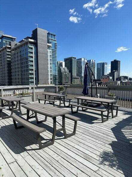 1410 Rue Stanley, Montréal, QC à louer - Photo de l’immeuble – Image 3 sur 7