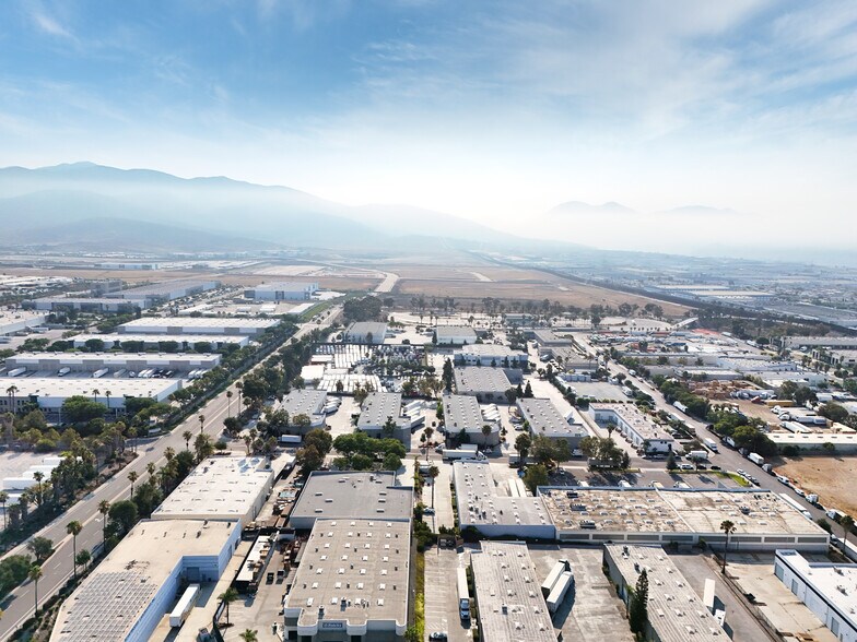 2390 Michael Faraday Dr, San Diego, CA à vendre - Photo de l’immeuble – Image 3 sur 11