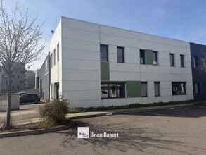 73 Rue Mathieu Dussurgey, Saint-Fons à louer Photo de l’immeuble– Image 1 sur 7