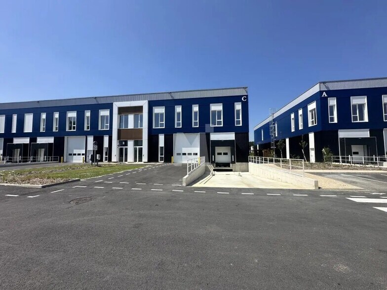 Bureau dans Moissy-Cramayel à louer - Photo de l’immeuble – Image 3 sur 17