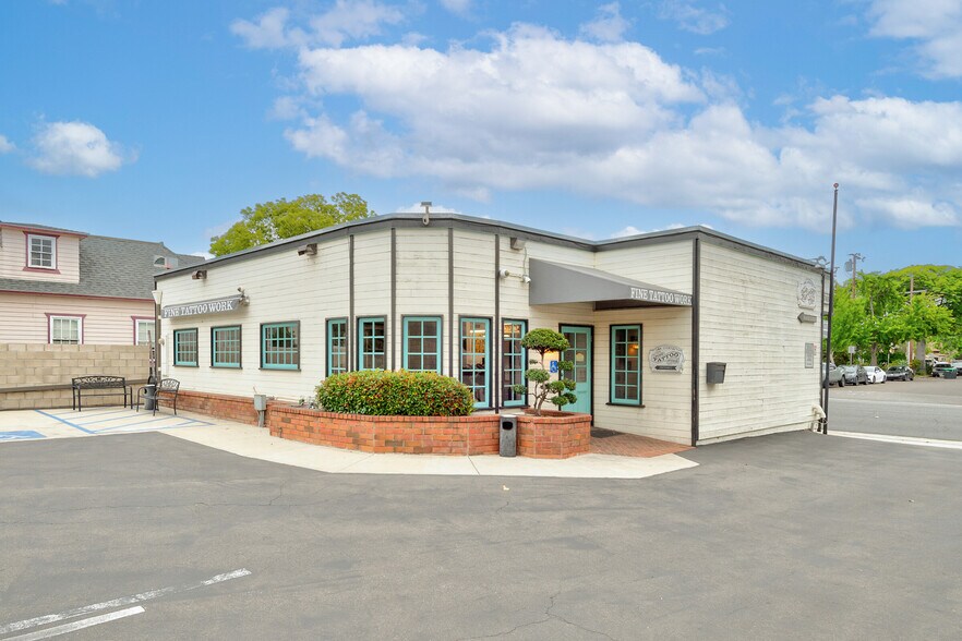 745 W Chapman Ave, Orange, CA à louer - Photo de l’immeuble – Image 1 sur 15