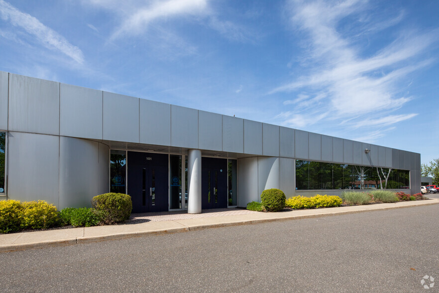 101-125 Comac St, Ronkonkoma, NY à louer - Photo de l’immeuble – Image 3 sur 6