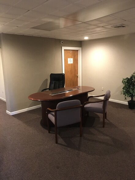 2570 N Jerusalem Rd, East Meadow, NY à louer - Photo intérieure – Image 3 sur 9