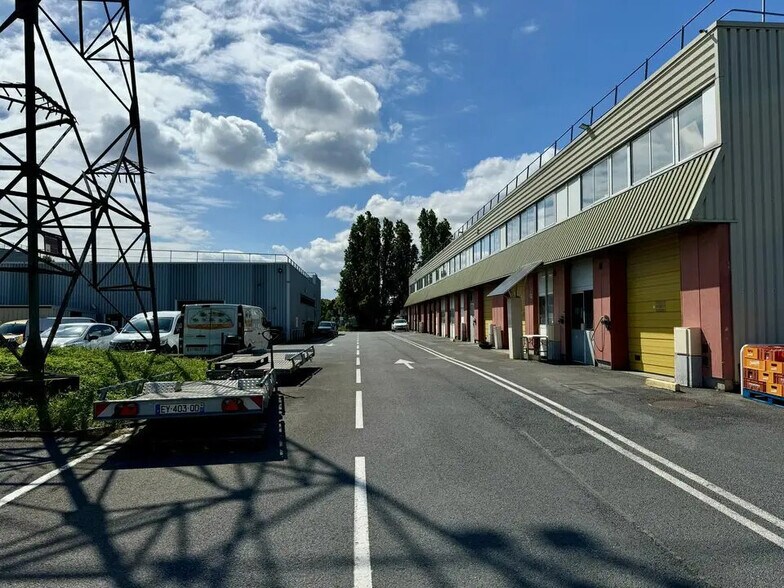 Local d’activités dans Villetaneuse à louer - Photo de l’immeuble – Image 1 sur 4