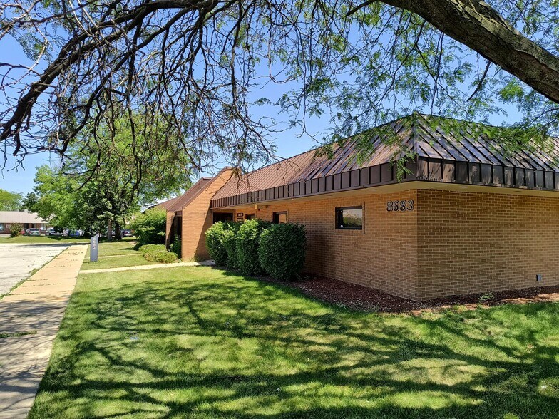 8683 Connecticut St, Merrillville, IN à vendre - Photo de l’immeuble – Image 3 sur 7