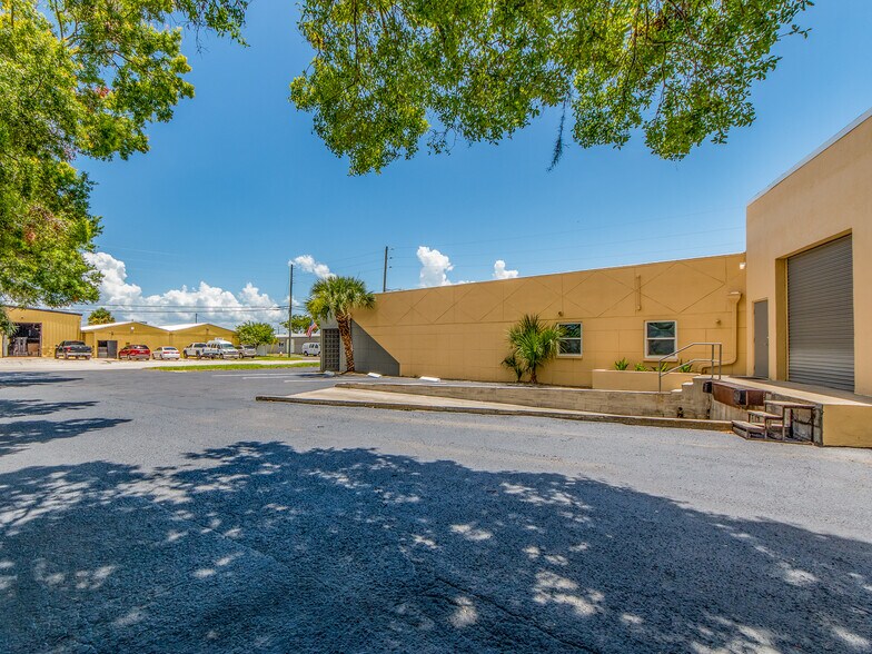 2051 Range Rd, Clearwater, FL à louer - Photo de l’immeuble – Image 3 sur 15