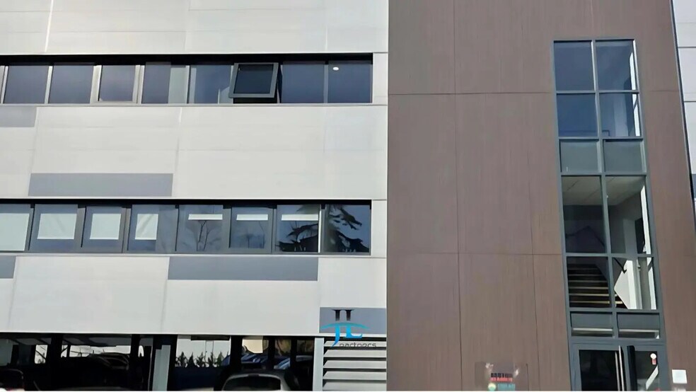 Bureau dans à louer - Photo de l’immeuble – Image 2 sur 2