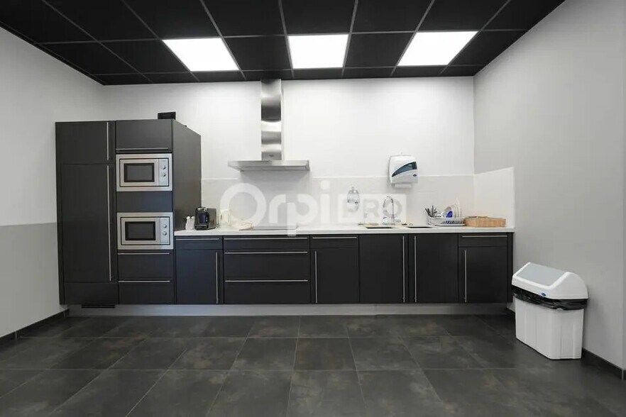 Bureau dans Saint-Quentin-Fallavier à louer - Photo de l’immeuble – Image 3 sur 9