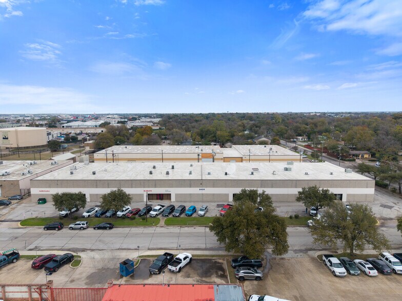 2435 Squire Pl, Farmers Branch, TX à louer - Photo de l’immeuble – Image 1 sur 13