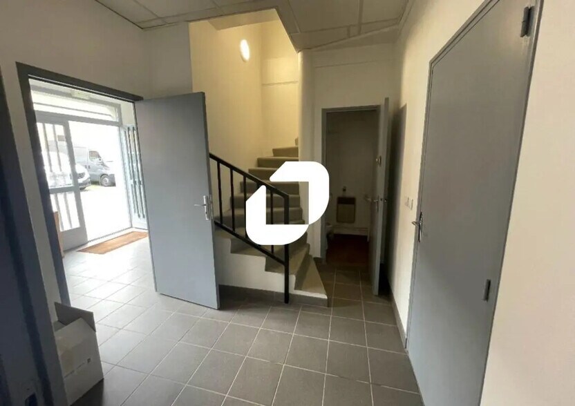 Local d’activités dans Émerainville à louer - Photo de l’immeuble – Image 2 sur 5