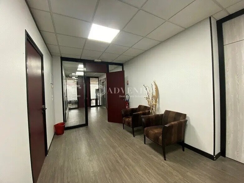 Bureau dans Guyancourt à louer - Photo de l’immeuble – Image 2 sur 5