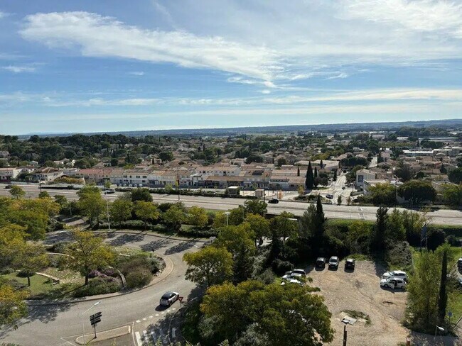 Plus de détails pour 71 Rue Laennec, Nîmes - Local commercial à louer