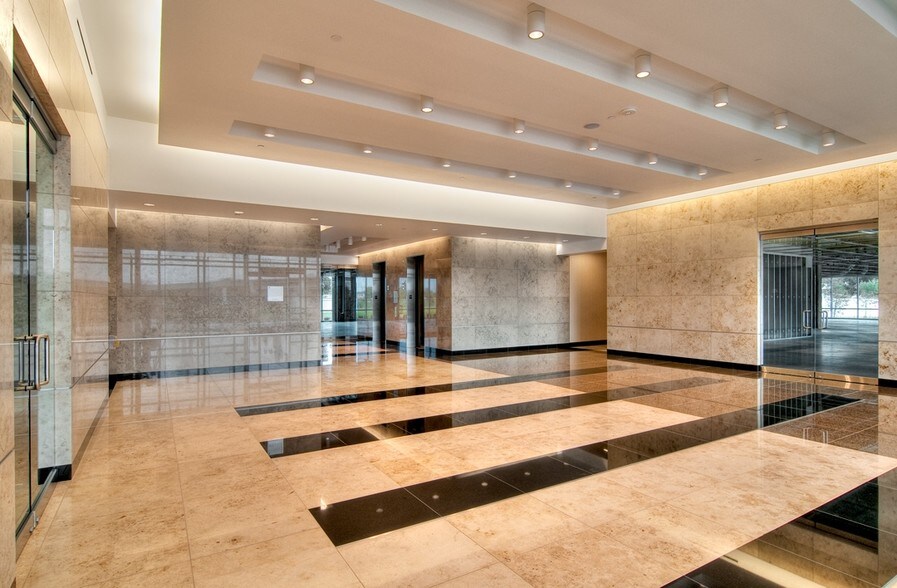 5825 N Sam Houston Pky W, Houston, TX à louer - Hall d’entrée – Image 3 sur 5
