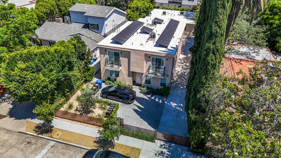 11025 Blix St, North Hollywood, CA à vendre - Photo de l’immeuble – Image 3 sur 16