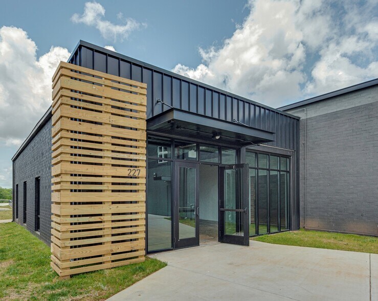 227 Southside Dr, Charlotte, NC à louer - Photo de l’immeuble – Image 2 sur 31