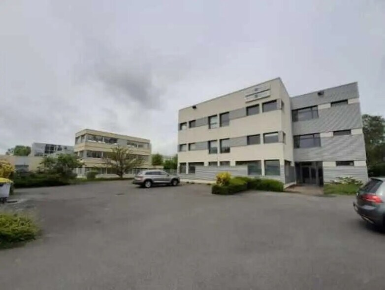 164 Rue Des Frères Farman, Buc à vendre - Photo de l’immeuble – Image 2 sur 9