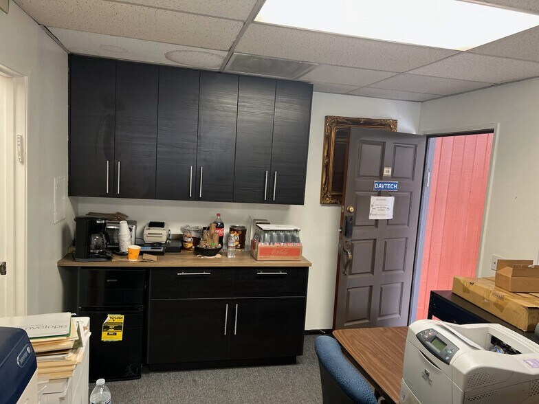 209 W Alameda Ave, Burbank, CA à vendre - Photo de l’immeuble – Image 2 sur 8