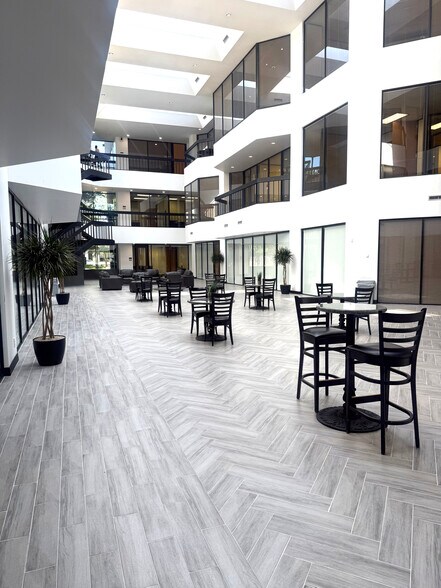 17171 Park Row, Houston, TX à louer - Photo de l’immeuble – Image 2 sur 5