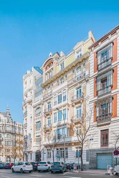 Calle de Montalbán, 7, Madrid, Madrid à louer - Photo de l’immeuble – Image 2 sur 3