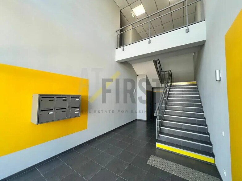 Bureau dans Mandelieu-la-Napoule à louer - Hall d’entrée – Image 2 sur 10