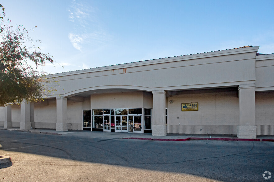 341-351 Tres Pinos Rd, Hollister, CA à louer - Photo de l’immeuble – Image 2 sur 6