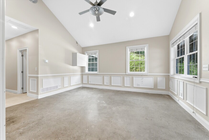 351 Scotts Run Rd, Maidsville, WV à louer - Photo de l’immeuble – Image 3 sur 33