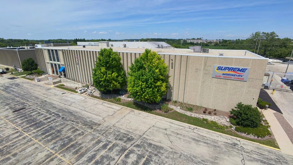 1045 Hickory St, Pewaukee, WI à louer - Photo de l’immeuble – Image 2 sur 5