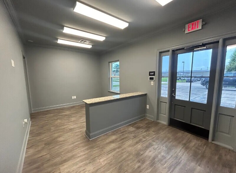 308 Eastbank st, Gonzales, LA à louer - Photo de l’immeuble – Image 2 sur 6