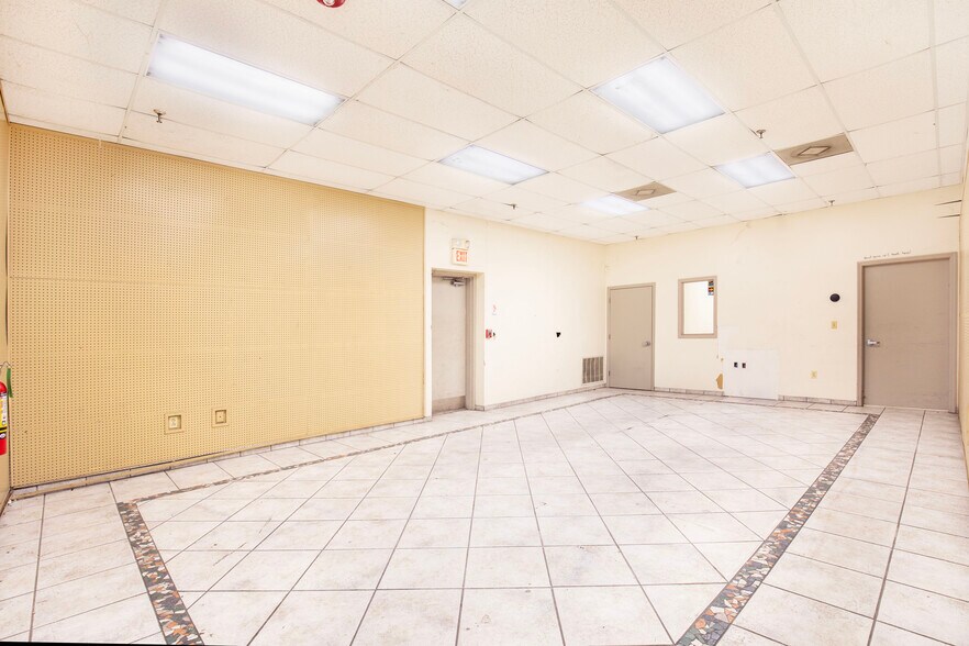 2210 Commerce Point Dr, Lakeland, FL à louer - Photo de l’immeuble – Image 2 sur 9