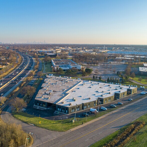 7801-7855 Gross Point Rd, Skokie, IL à louer - Photo principale – Image 1 sur 4