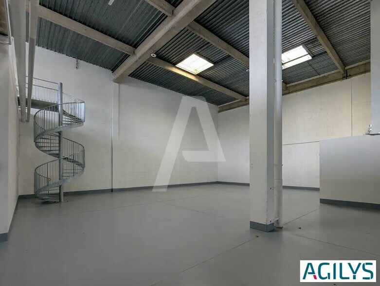 Local d’activités dans Lisses à louer - Photo intérieure – Image 3 sur 9