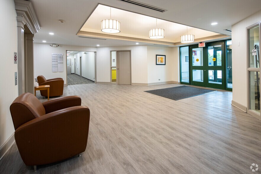 150 W Half Day Rd, Buffalo Grove, IL à louer - Hall d’entrée – Image 3 sur 25