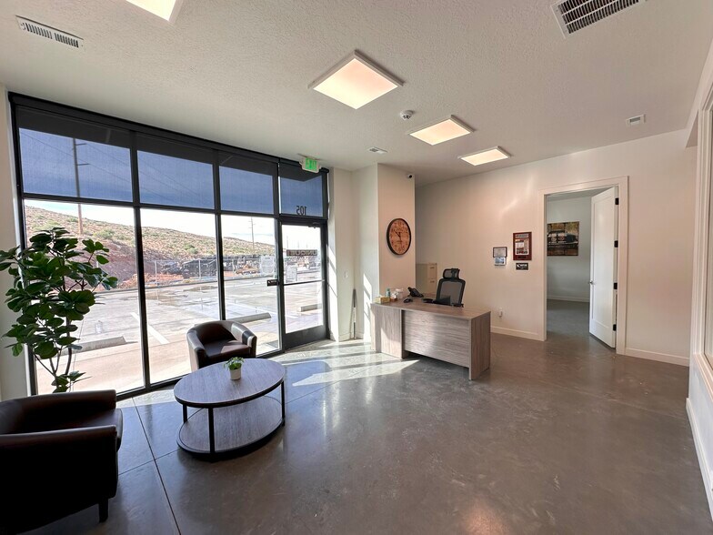 5508 240 N, Hurricane, UT à louer - Photo de l’immeuble – Image 2 sur 6