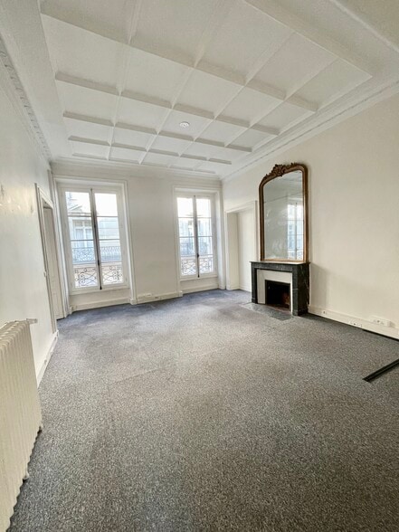 16 Rue Jean Mermoz, Paris à louer - Photo de l’immeuble – Image 2 sur 8