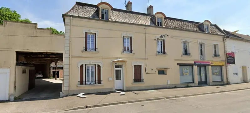 Local commercial dans Saint-Germain-du-Bois à vendre - Photo de l’immeuble – Image 1 sur 2