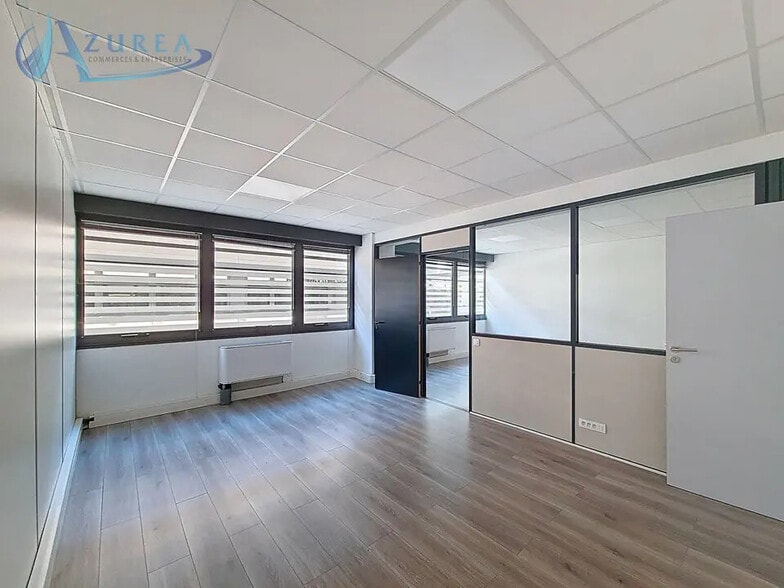 Bureau dans Villeneuve-Loubet à louer - Photo de l’immeuble – Image 3 sur 7