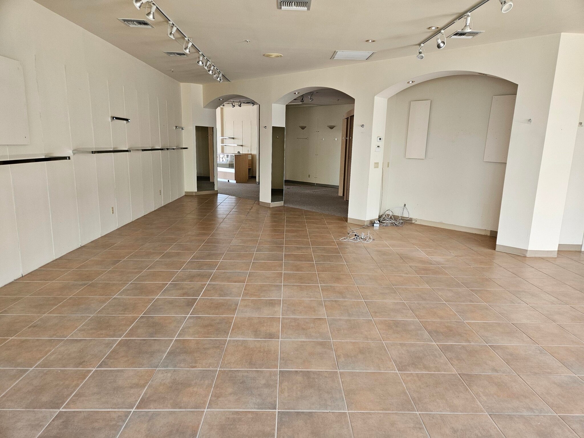 26795-26851 S Bay Dr, Bonita Springs, FL à louer Photo de l’immeuble– Image 1 sur 7