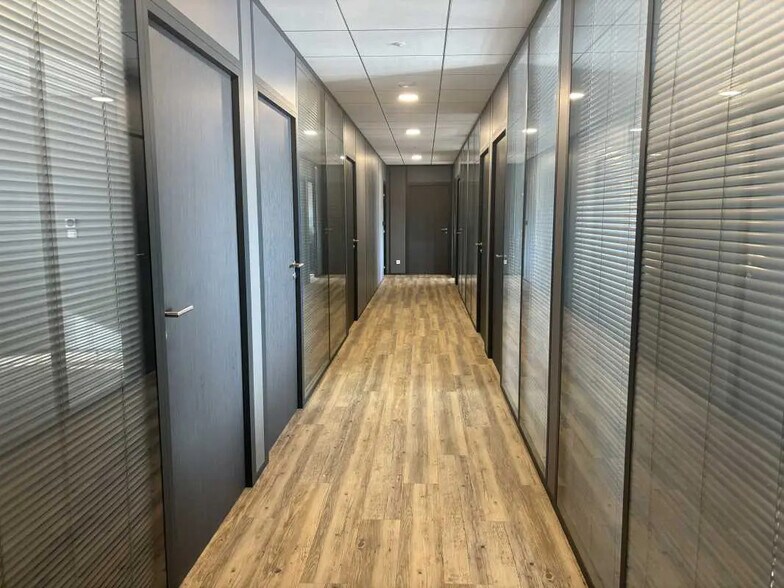 5 Bis Avenue Roger Lapébie, Villenave-d'Ornon à louer - Photo de l’immeuble – Image 3 sur 9