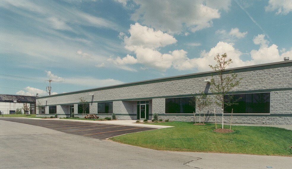 307 Cayuga Rd, Cheektowaga, NY à louer - Photo de l’immeuble – Image 2 sur 7