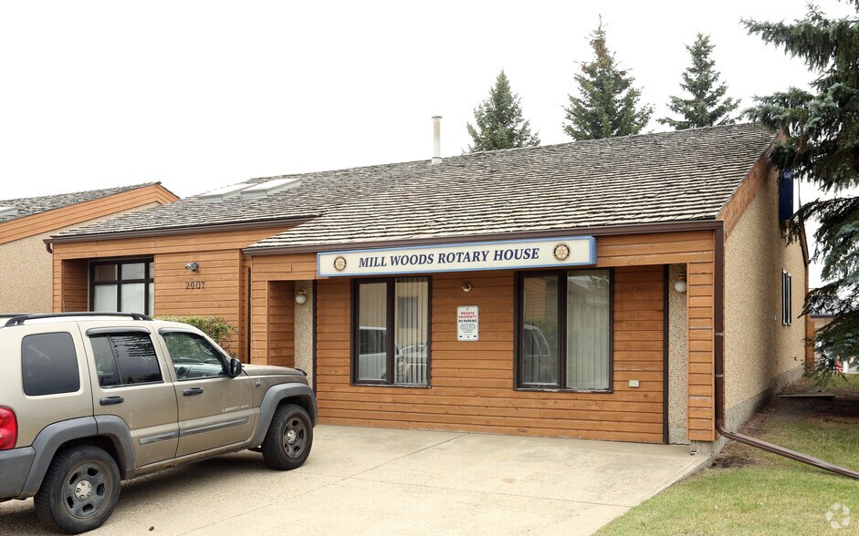 2907 66th St NW, Edmonton, AB à vendre - Photo de l’immeuble – Image 2 sur 9