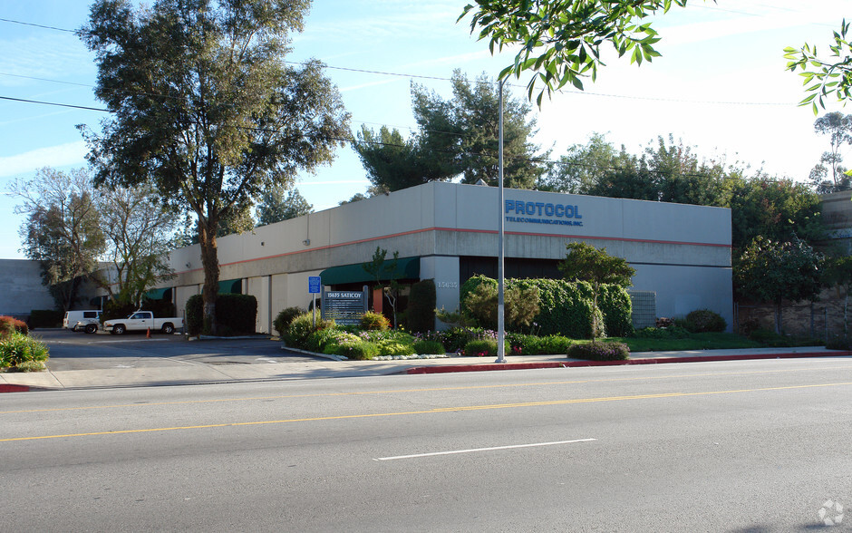 15635 Saticoy St, Van Nuys, CA à louer - Photo de l’immeuble – Image 1 sur 1