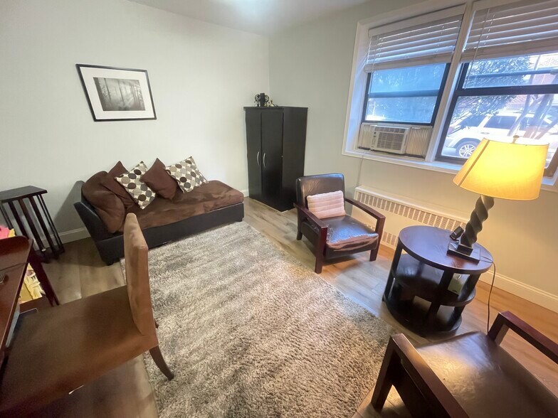11045 71st Rd, Forest Hills, NY à louer - Photo de l’immeuble – Image 2 sur 8