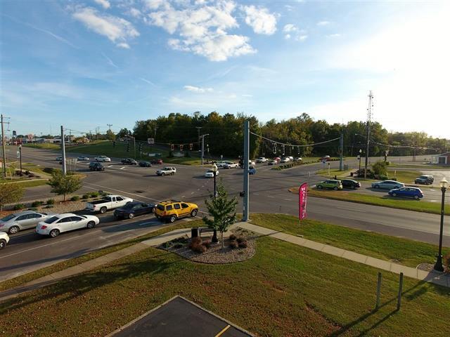 209 S Wilson Rd, Radcliff, KY à vendre - Photo de l’immeuble – Image 1 sur 6