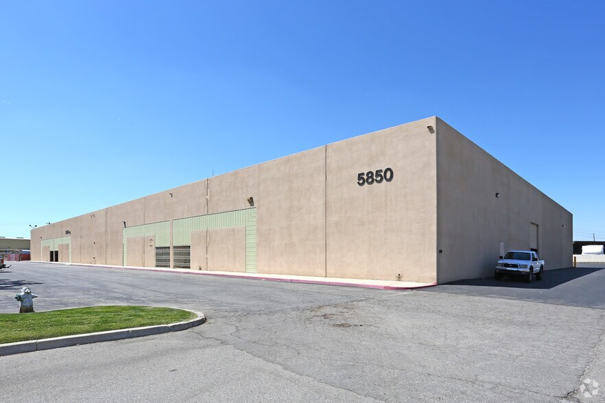 5850 District Blvd, Bakersfield, CA à louer - Photo principale – Image 2 sur 3