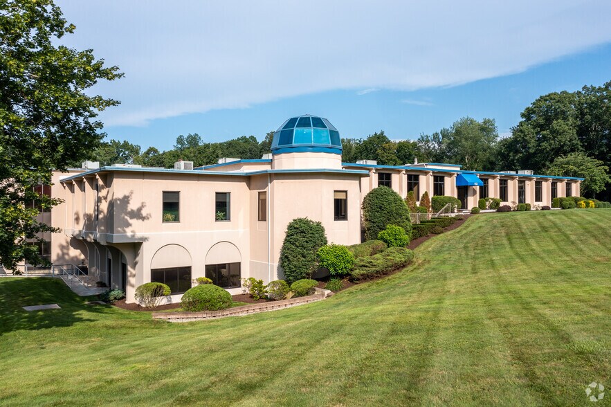 153 S Main St, Newtown, CT à louer - Photo de l’immeuble – Image 1 sur 5