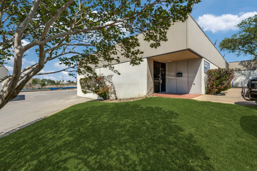 11837 Judd Ct, Dallas, TX à louer - Photo de l’immeuble – Image 3 sur 12