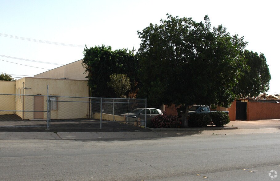 490-498 E Duarte Rd, Monrovia, CA à louer - Photo de l’immeuble – Image 2 sur 3