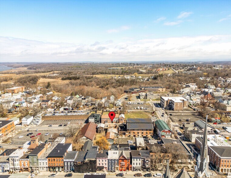 357 Columbia St, Hudson, NY à vendre - Photo principale – Image 1 sur 43