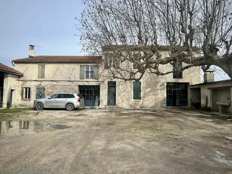 Local d'activités dans Châteaurenard à vendre - Photo de l’immeuble – Image 3 sur 12