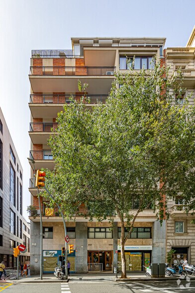 Immeuble residentiel dans Barcelone, Barcelona à vendre - Photo de l’immeuble – Image 2 sur 2